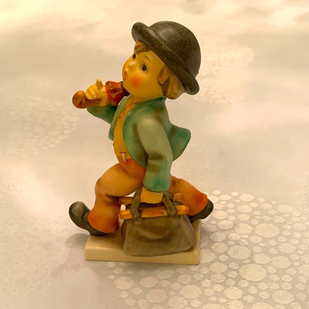 “Merry Wanderer” Hummel